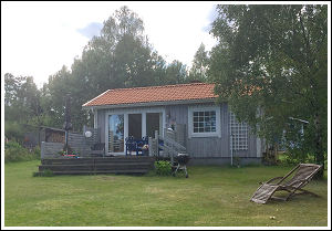 Vy från stranden upp mot huset